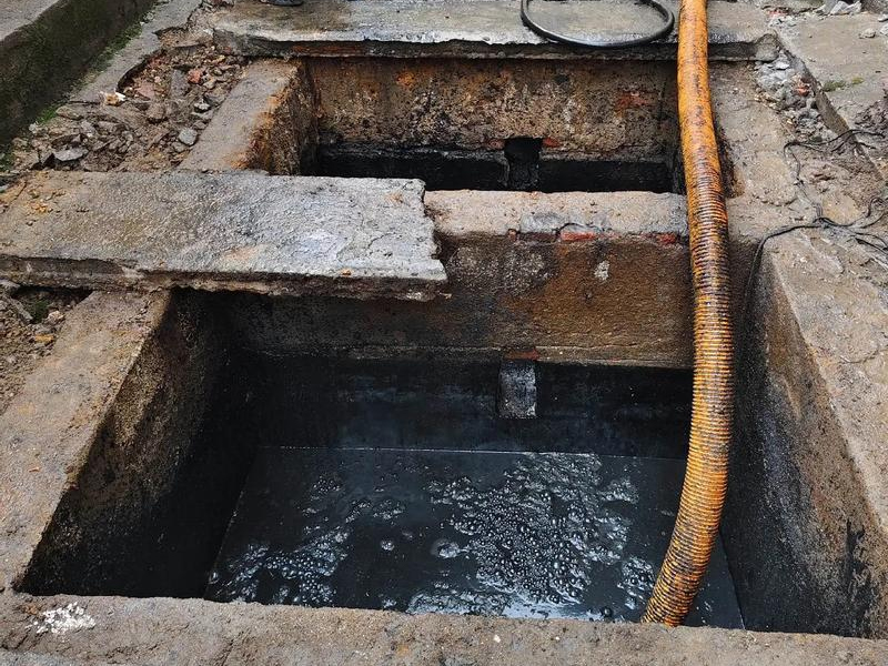 公司清理化粪池